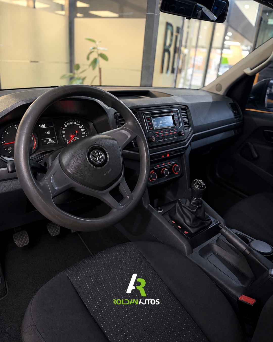 VOLKSWAGEN AMAROK 20TD 4X2 SC TRENDLINE 140HP  L17 (2017) - AB574LM #3