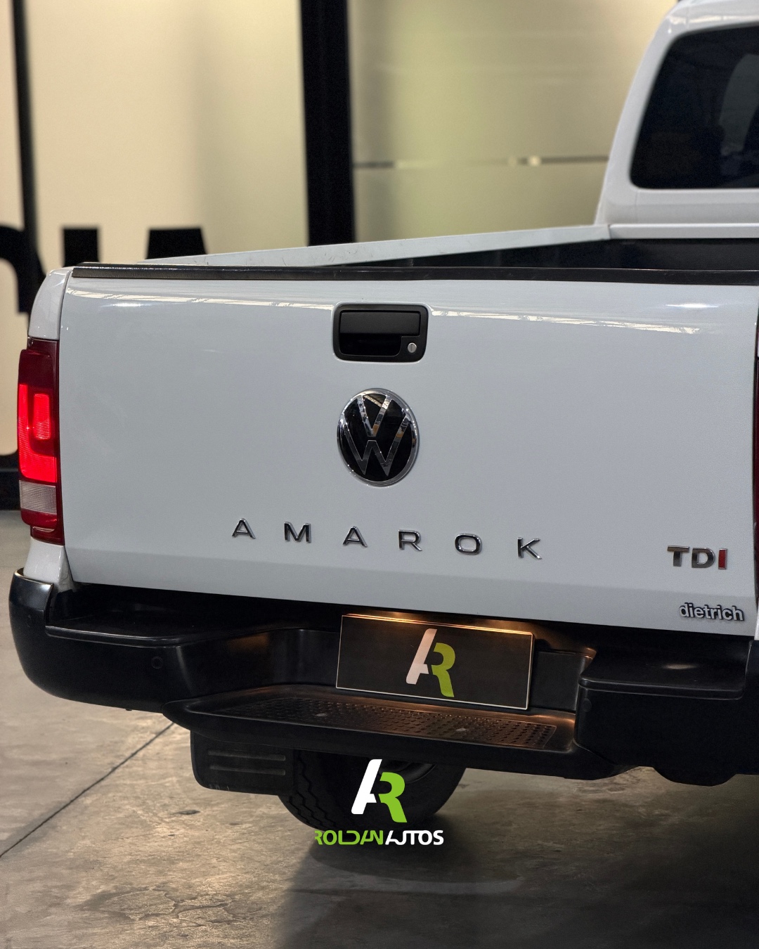 VOLKSWAGEN AMAROK 20TD 4X2 SC TRENDLINE 140HP  L17 (2017) - AB574LM #4