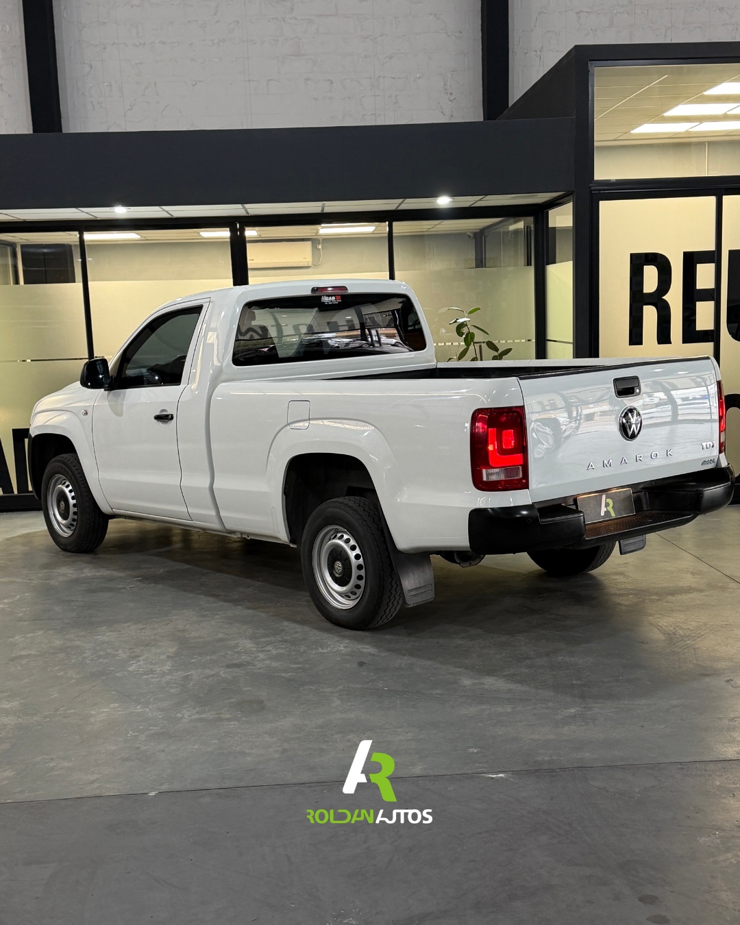 VOLKSWAGEN AMAROK 20TD 4X2 SC TRENDLINE 140HP  L17 (2017) - AB574LM #2